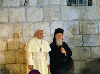 Papst Franziskus mit Patriarch Bartholomeus in der Grabeskirche in Jerusalem 2014