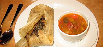Tamal und Kürbissuppe
