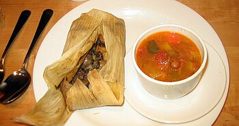 Tamal und Kürbissuppe