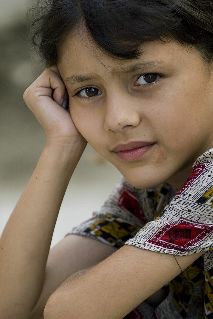 Nachdenkliches Mädchen aus Tadschikistan