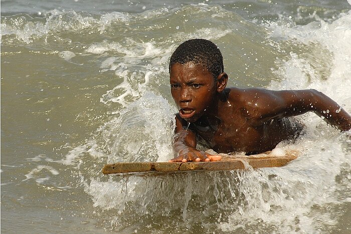 Ghanaischer Junge im Atlantik