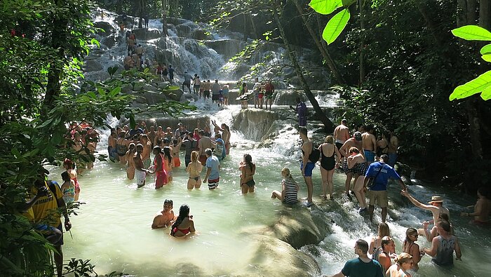 Badende am Dunn's River Falls