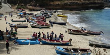 Fischerboote in Tarrafal auf Santiago, Kap Verde