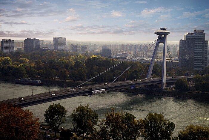 Brücke und Häuser in Bratislava