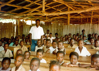 Hütte als Klassenzimmer in Benin