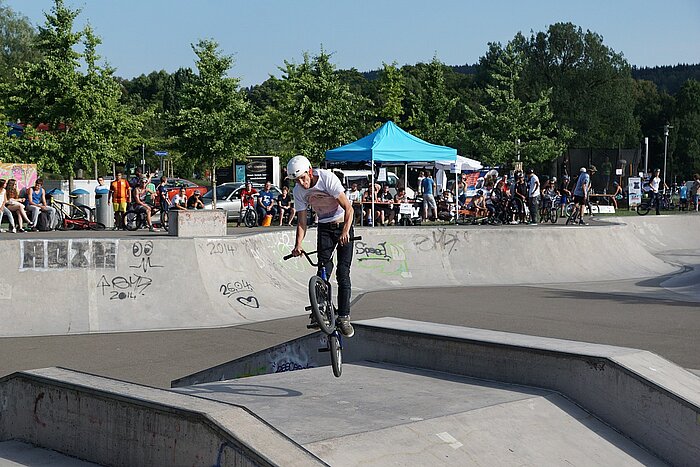 Junge mit BMX-Rad