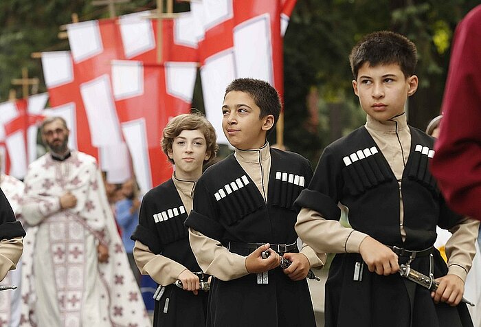 Kinder aus Georgien tragen die Tschocha