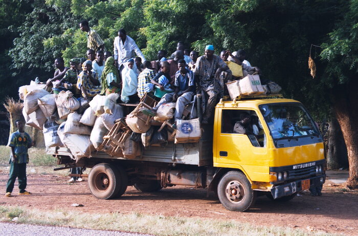 Voll beladener Lastwagen auf einer Straße in Niger