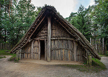 Jungsteinzeitliches Langhaus im Archäologischen Freilichtmuseum Oerlinghausen