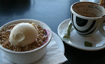 Crumble mit Vanilleeis