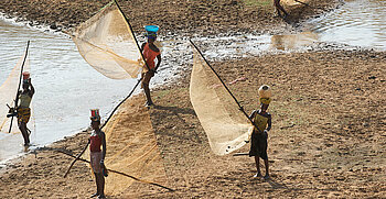 Frauen beim Fischfang im Fluss Niger