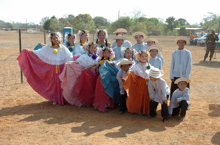 Folklore-Kindergruppe in Panama