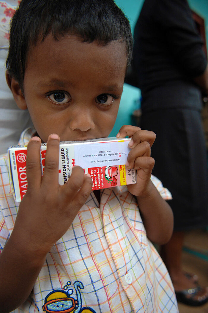 Junge mit Medikamenten in Nicaragua