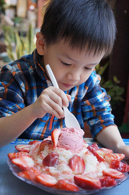 Junge aus Taiwan isst Eis