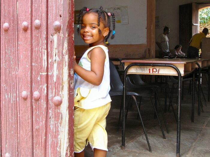 Fröhliches Mädchen auf Kuba