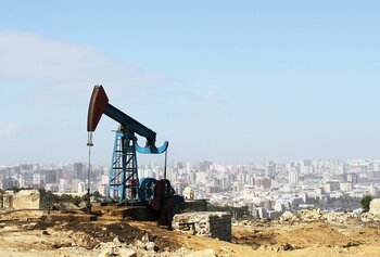 Aserbaidschan Erdöl: Ölpumpe bei Baku