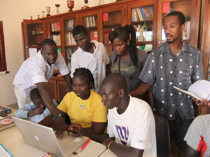 Recherche in der Bibliothek in Bissau