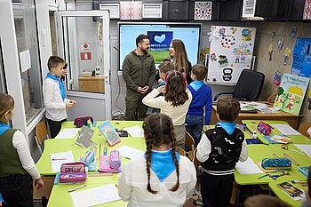 Besuch des ukrainischen Präsidenten in einer Schule in Charkiw