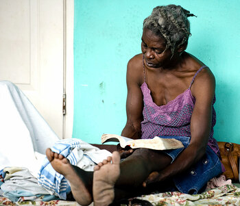 Wartende Frau in Haiti