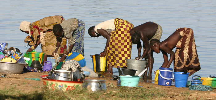 Frauen beim Abwasch am Niger