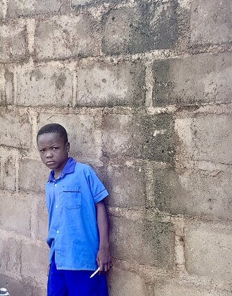 Schüler aus Ghana in blauer Schuluniform