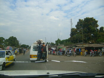 Fahrzeug auf der Straße Boffa - Conakry