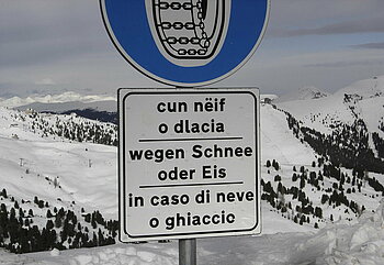 Schild auf Ladinisch, Deutsch und Italienisch
