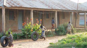 Kinder in Guinea-Bissau spielen mit Reifen