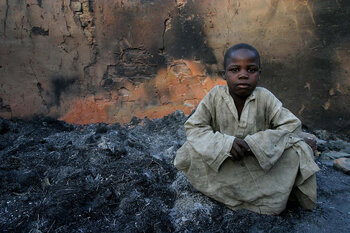 Kind im niedergebrannten Birao