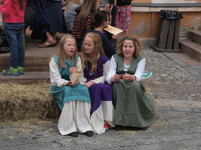 Mädchen auf einem mittelalterlichen Markt in Turku