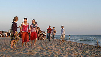 Junge Einwohner Litauens am Strand