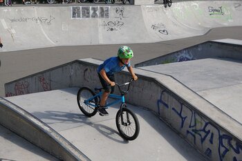Junge fährt BMX-Rad