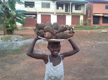 Maniokverkauf als Kinderarbeit in Ghana