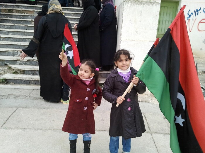 Mädchen demonstrieren gegen Gaddafi
