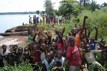 Kinder am See Maï Ndombe