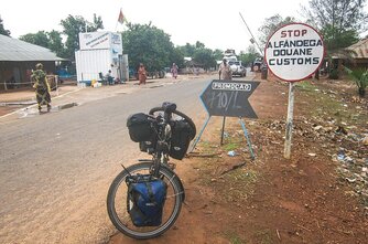 Schild in drei Sprachen an der Grenze Guinea-Bissau/Senegal