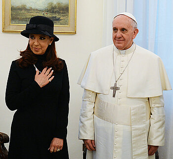 Papst Franziskus mit der argentinischen Präsidentin Cristina Fernández de Kirchner bei einer Audienz am 18. März 2013