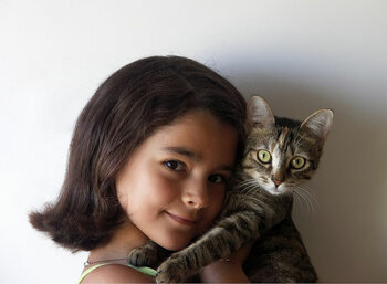 Mädchen aus Portugal mit ihrer Katze