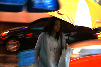 Frau mit Regenschirm, Bangkok