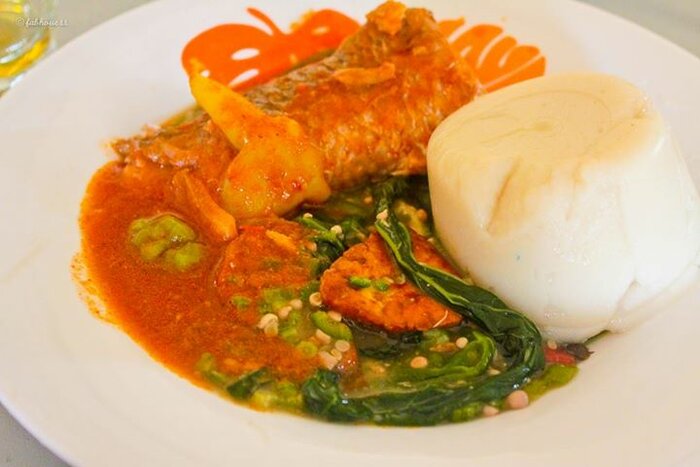 Essen aus Benin mit Fisch
