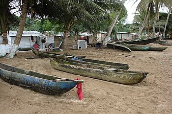 Boote am Strand von Bioko