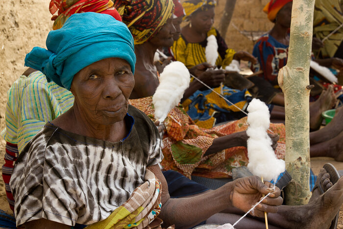 Baumwollspinnerin in Burkina Faso