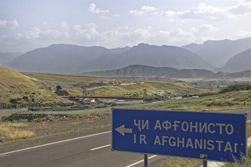 Schild in tadschikischer Sprache