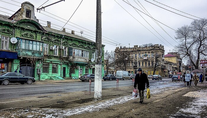 Mann mit Einkaufstüten in Odessa