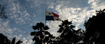 Flagge vor Wolken in Panama