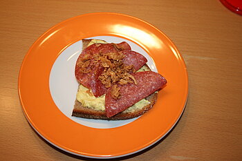 Smörrebröd mit Salami, Remoulade und Röstzwiebeln