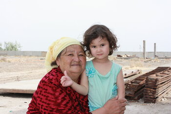 Oma und Enkelin in Nukus