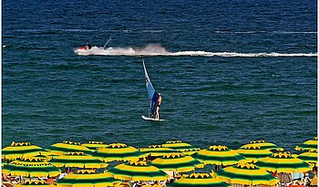 Tourist in Bulgarien beim Surfen
