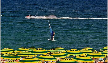 Tourist in Bulgarien beim Surfen