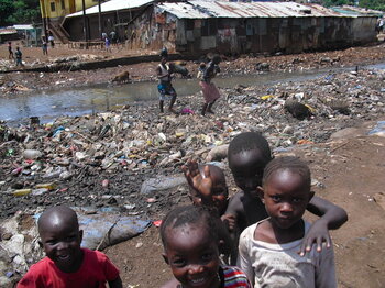 Kinder auf einer Müllkippe in Sierra Leone